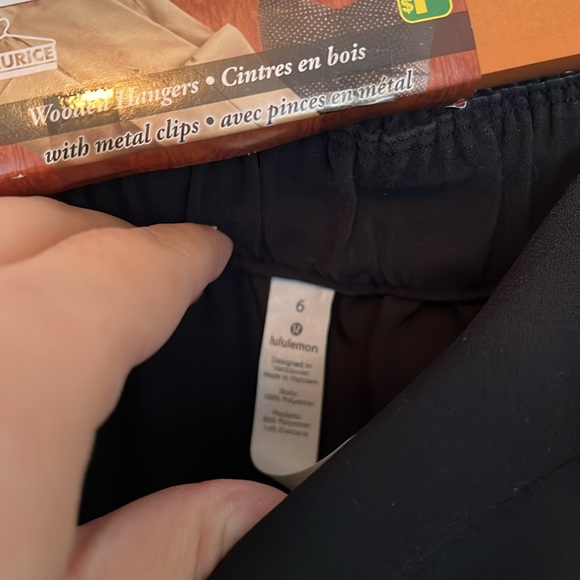 Lululemon size 6 cropped pants - Picture 2 of 2